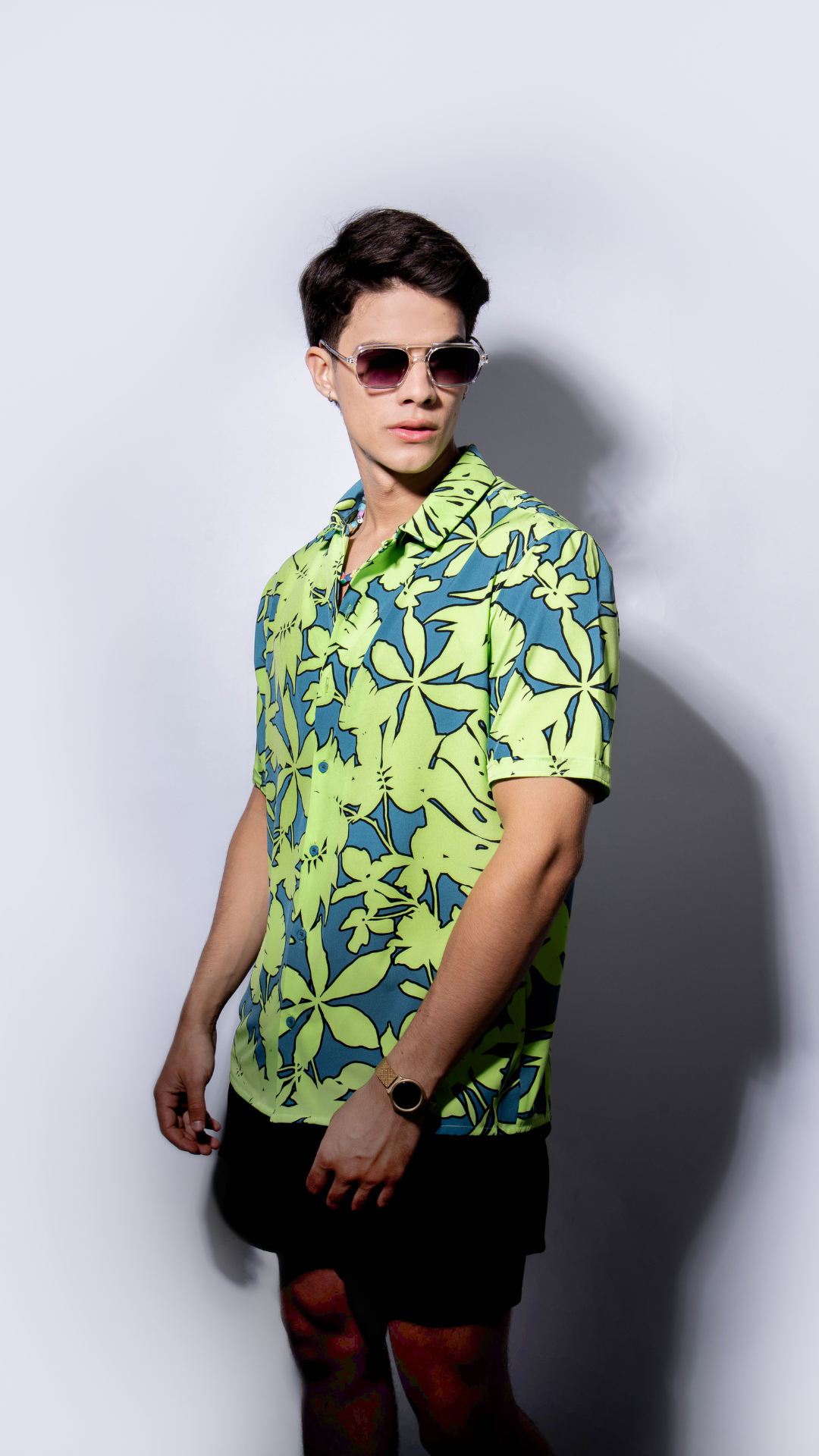 Camisa ´Cobalto hojas verdes‘