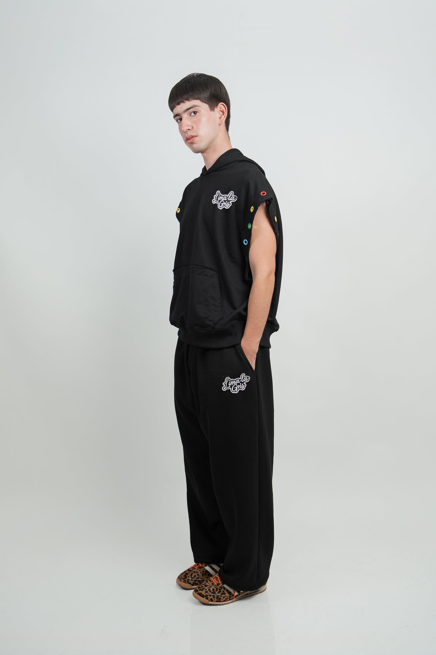 Pantalón Buzo Holgado con LIMAlaGRIS Bordado