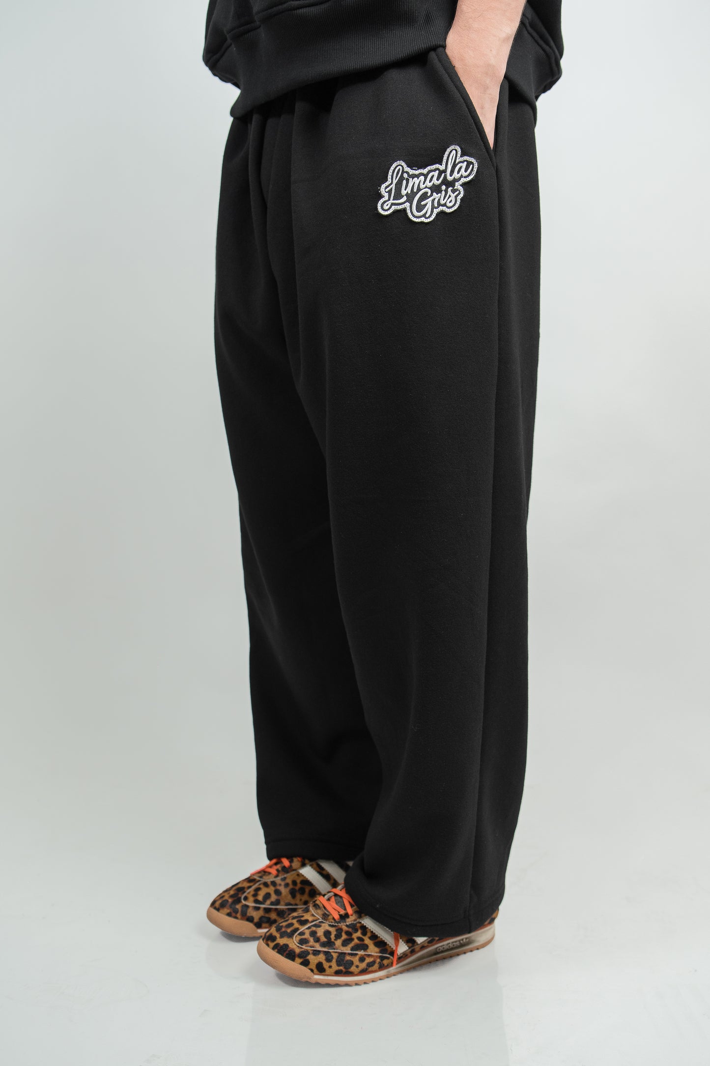 Pantalón Buzo Holgado con LIMAlaGRIS Bordado
