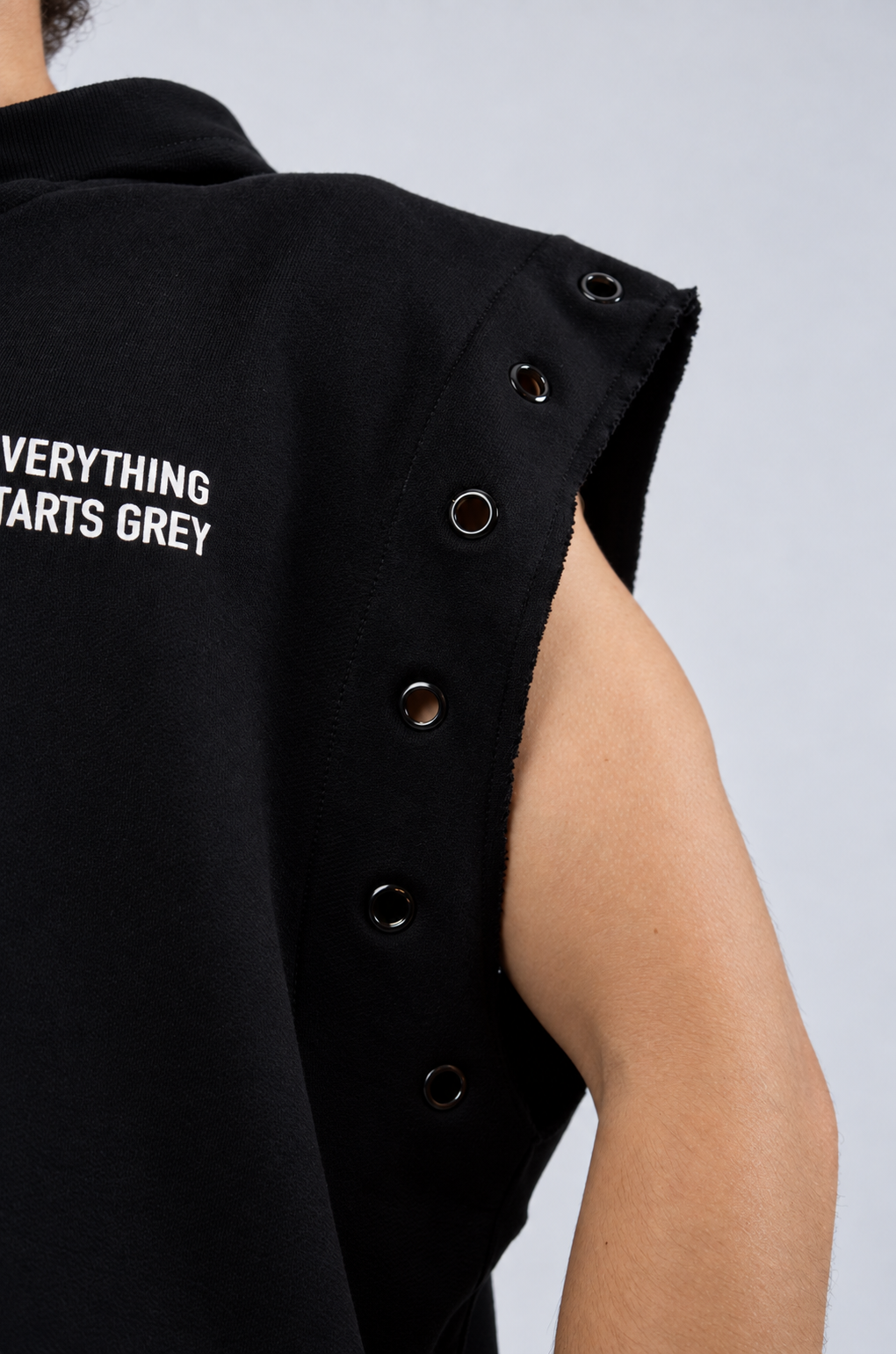 Hoodie negro sin mangas